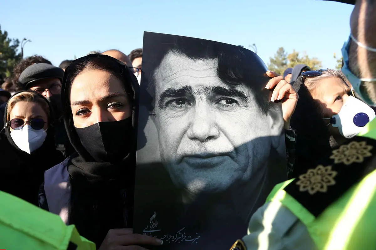 (تصاویر) حاشیههایی از خاکسپاری پیکر استاد محمدرضا شجریان