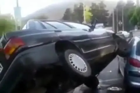 (ویدئو) پراید در تصادفی عجیب پژو ۲۰۶ را زیر گرفت
