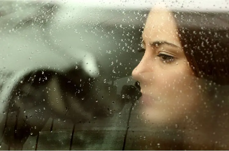 اختلال عاطفی فصلی یا افسردگی پاییزی چیست و چگونه درمان می‌شود؟