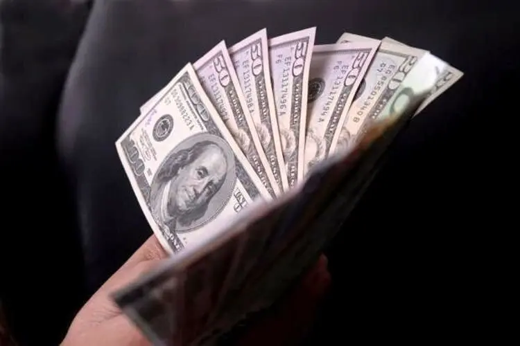 دلار در مقابل رقبا بالا رفت