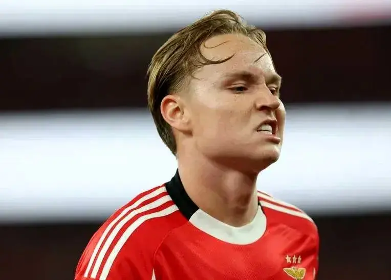 دو سال زندان در انتظار فوتبالیست معروف با فیلم مستهجن