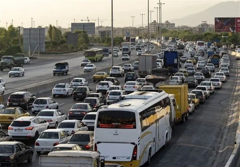 ترافیک سنگین در اتوبان کرج-قزوین / مسافران کلافه، اینترنت هم قطع!