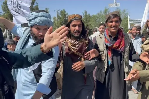 رقص و پایکوبی هواداران طالبان