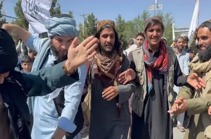 رقص و پایکوبی هواداران طالبان