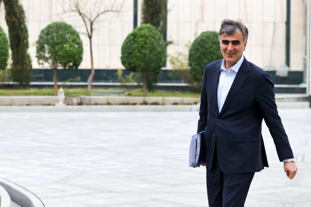 بازدید سرزده رئیس‌ کل بانک مرکزی از برخی شعب بانک
