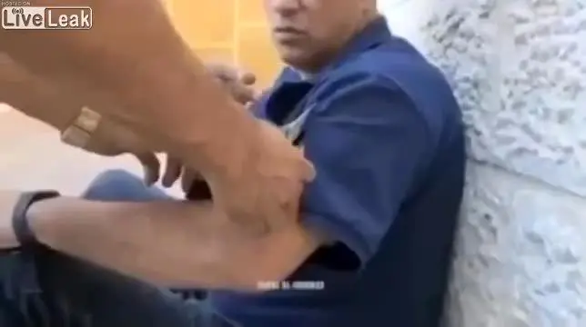(ویدئو) لحظات نفس گیر خارج کردن مار از آستین یک مرد