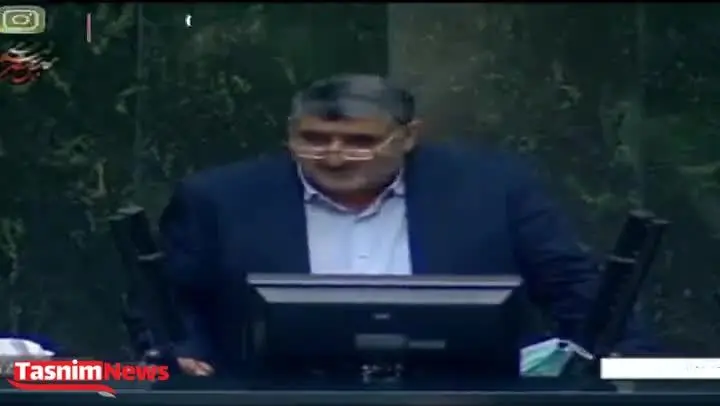 (ویدئو) شعرخوانی کنایه‌آمیز خطاب به روحانی در مجلس