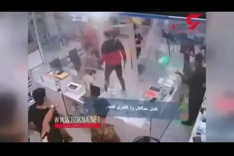 (ویدئو) حمله وحشیانه اوباش با قمه به یک پاساژ
