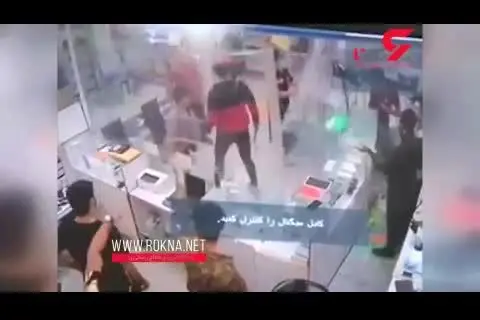 (ویدئو) حمله وحشیانه اوباش با قمه به یک پاساژ