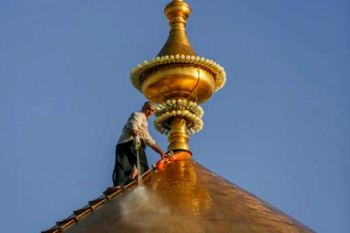 (تصاویر) شستشوی گنبد حرم امام علی(ع)