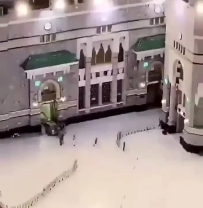 فیلمی از برخورد خودرو با درب مسجد الحرام در مکه