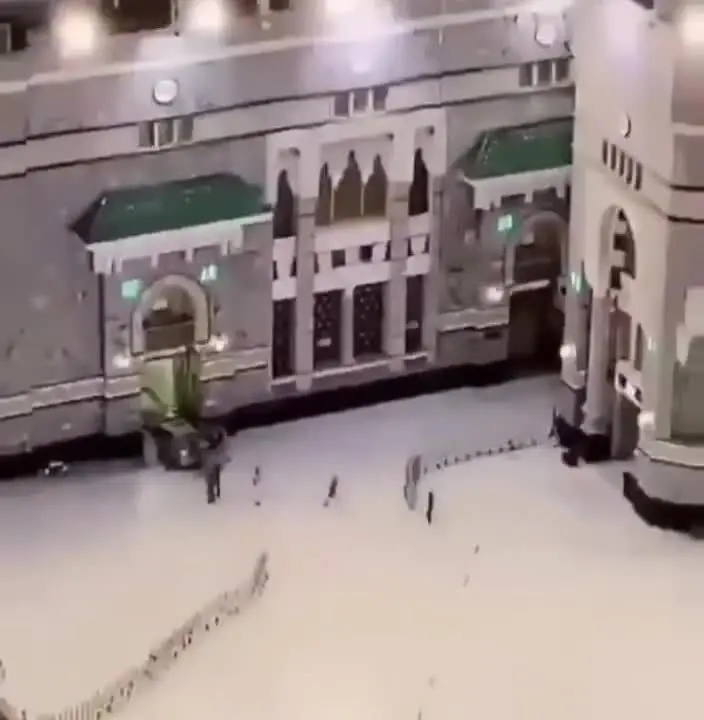 فیلمی از برخورد خودرو با درب مسجد الحرام در مکه