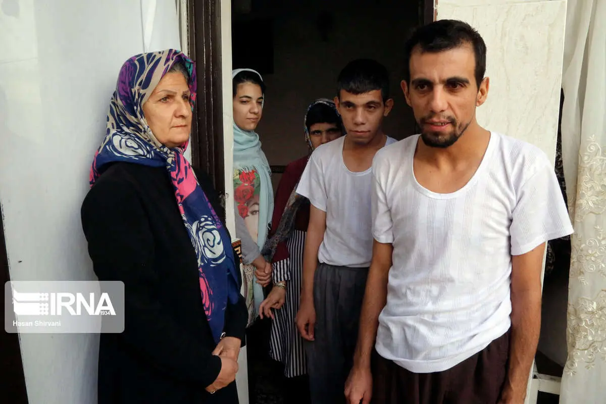 (تصاویر) مادرِ سه معلول و یک ناشنوا