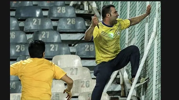هوادار چاقو به دست نفت درگذشت