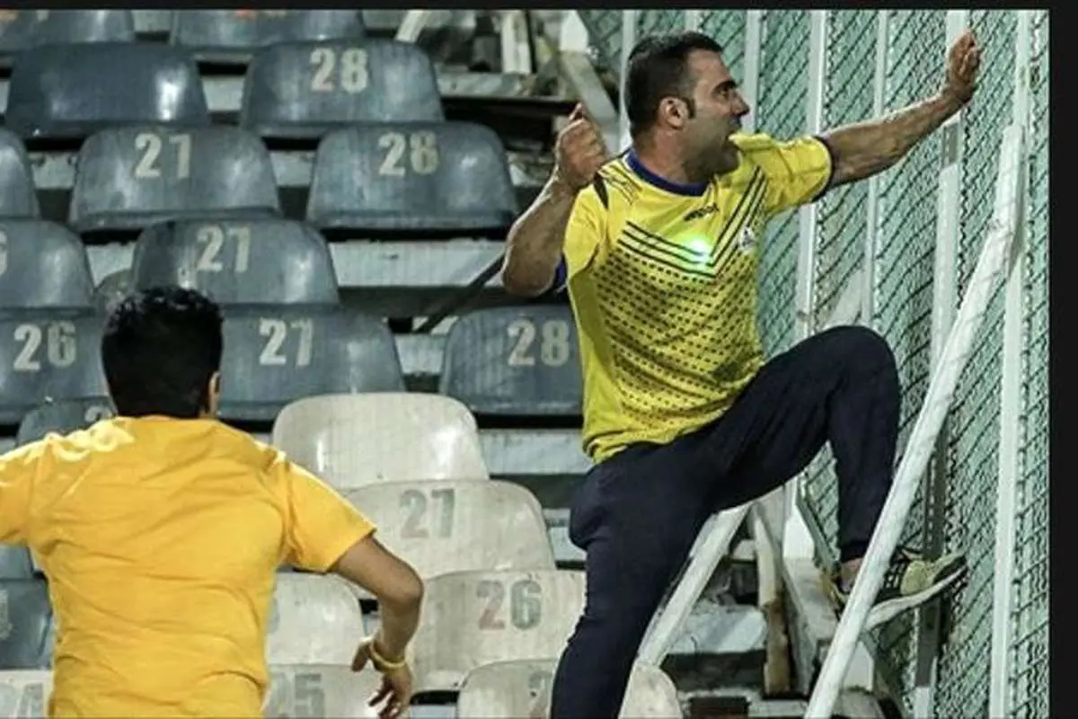 هوادار چاقو به دست نفت درگذشت