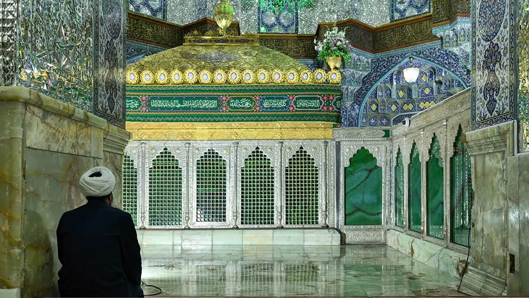 (تصاویر) گل آرایی ضریح حرم حضرت معصومه(س)