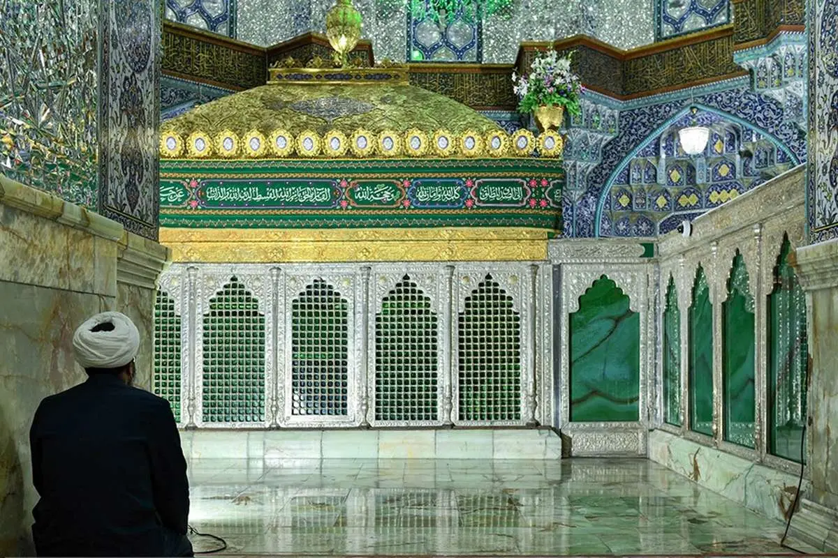 (تصاویر) گل آرایی ضریح حرم حضرت معصومه(س)