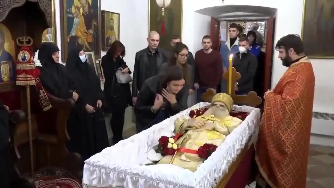 (ویدئو) بوسیدن جسد اسقف اعظم جان باخته بر اثر کرونا!