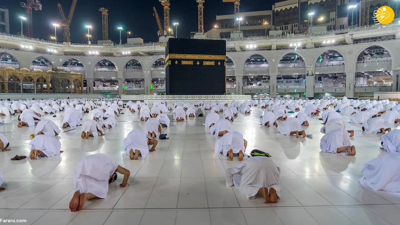 (عکس) نماز با رعایت فاصله اجتماعی در خانه خدا