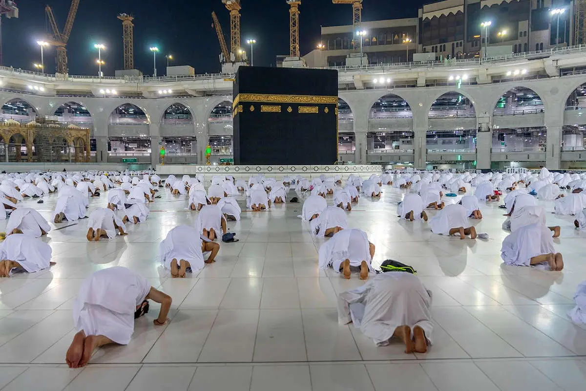 (عکس) نماز با رعایت فاصله اجتماعی در خانه خدا