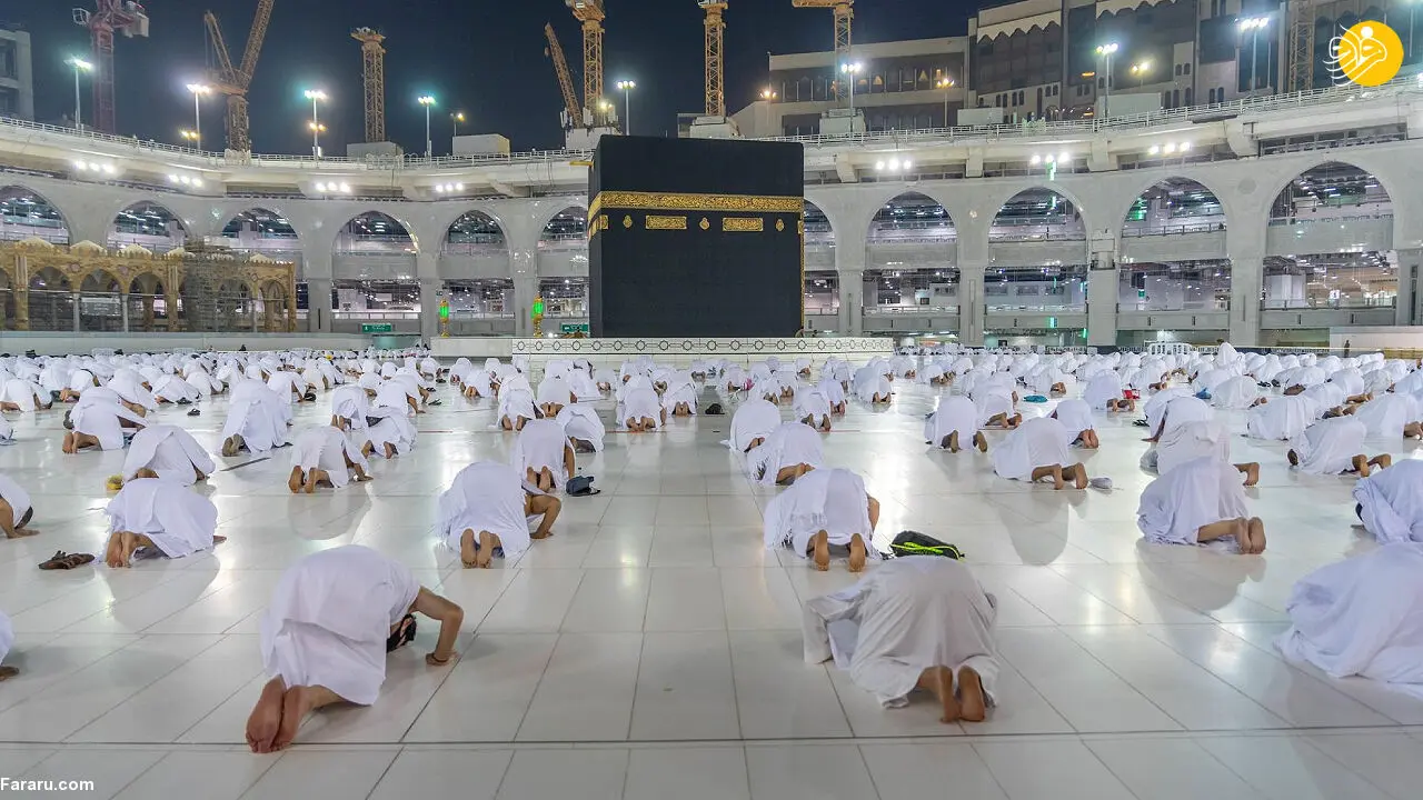 (عکس) نماز با رعایت فاصله اجتماعی در خانه خدا
