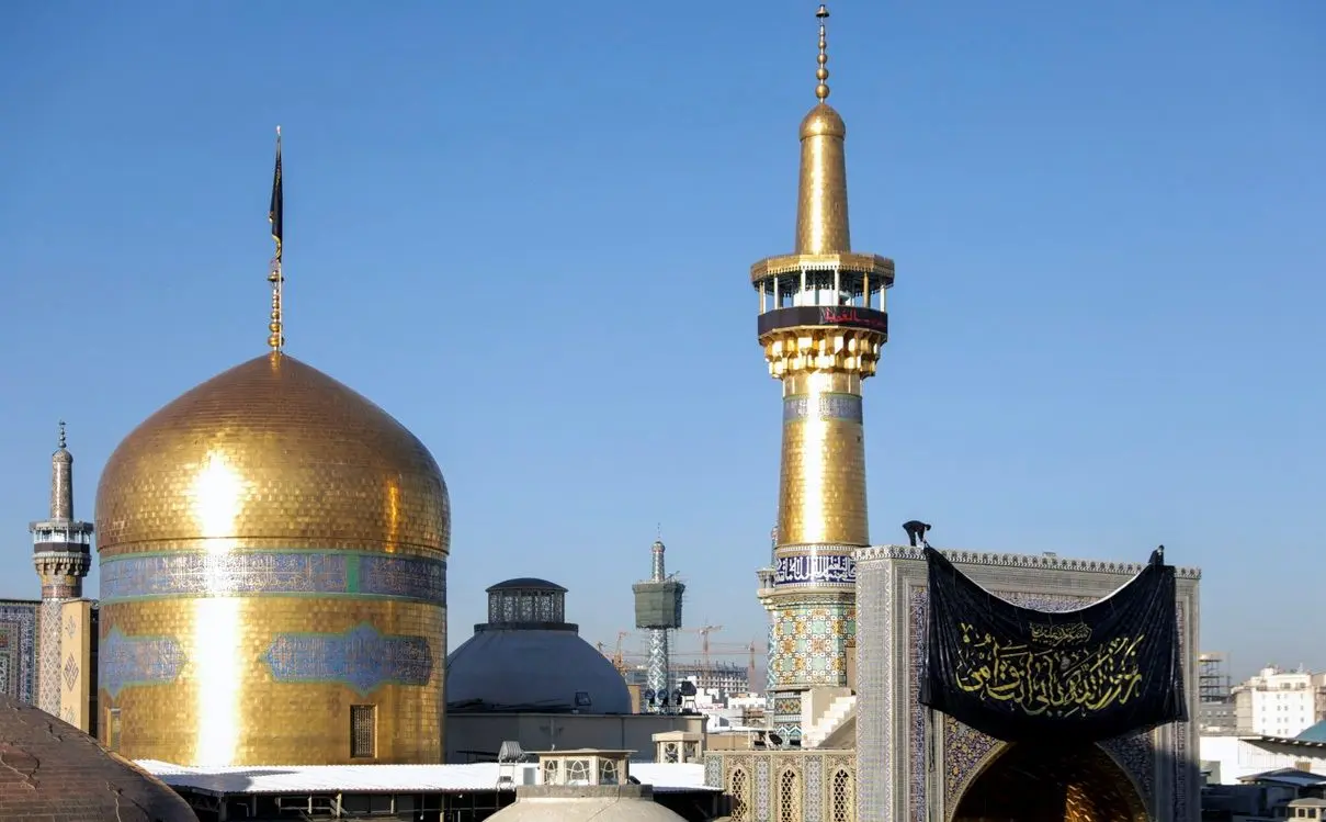 (تصاویر) تعویض پرچم حرم مطهر امام رضا(ع)