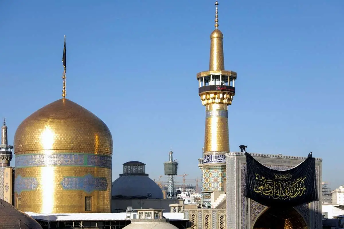 (تصاویر) تعویض پرچم حرم مطهر امام رضا(ع)