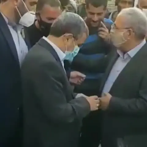 (تصاویر) احمدی‌نژاد همچنان از مردم نامه می‌گیرد!