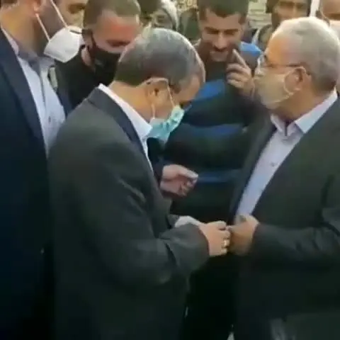 (تصاویر) احمدی‌نژاد همچنان از مردم نامه می‌گیرد!
