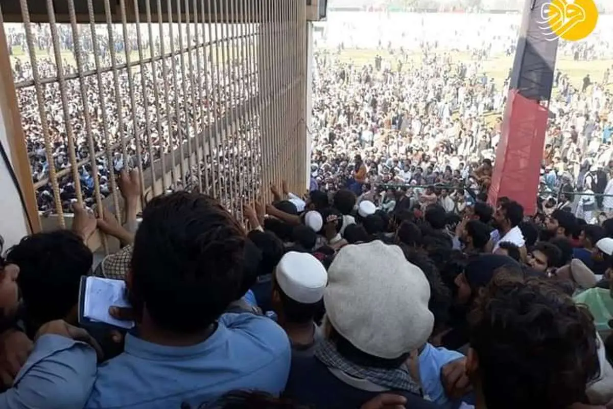 (تصاویر) ازدحام برای گرفتن ویزای پاکستان در جلال آباد فاجعه آفرید