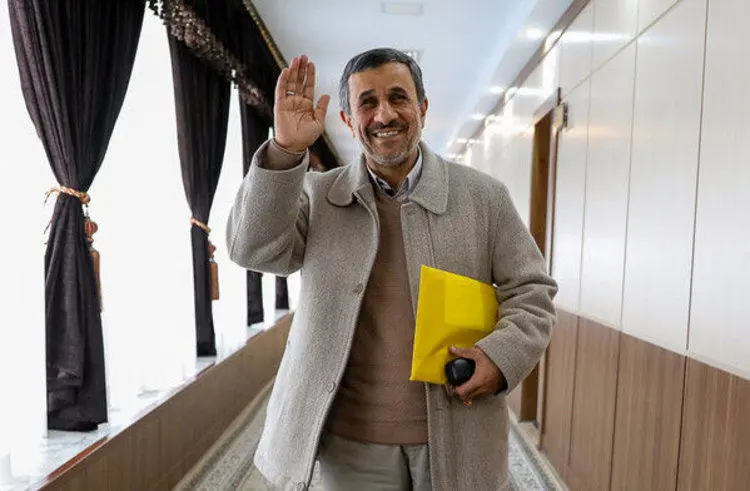 (عکس) محمود احمدی‌نژاد در پیراهن تیم ملی نونهالان!