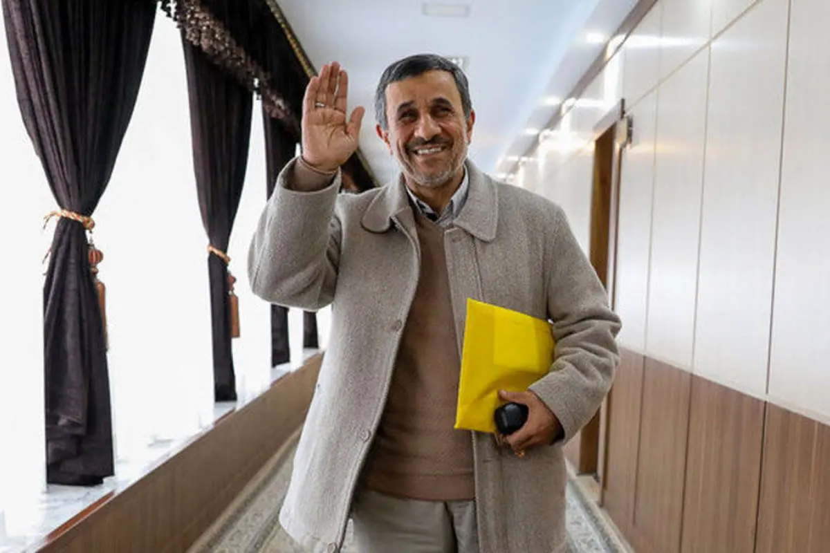 (عکس) محمود احمدینژاد در پیراهن تیم ملی نونهالان!