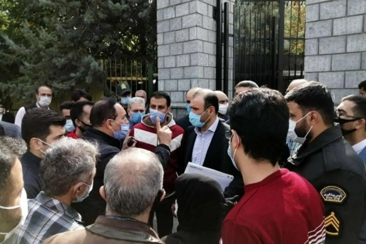 تجمع اعتراضی سهامداران بورس مقابل مجلس