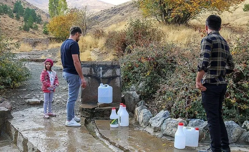 (تصاویر) شهروندان سنندجی به دنبال آب از چشمه‌ها!