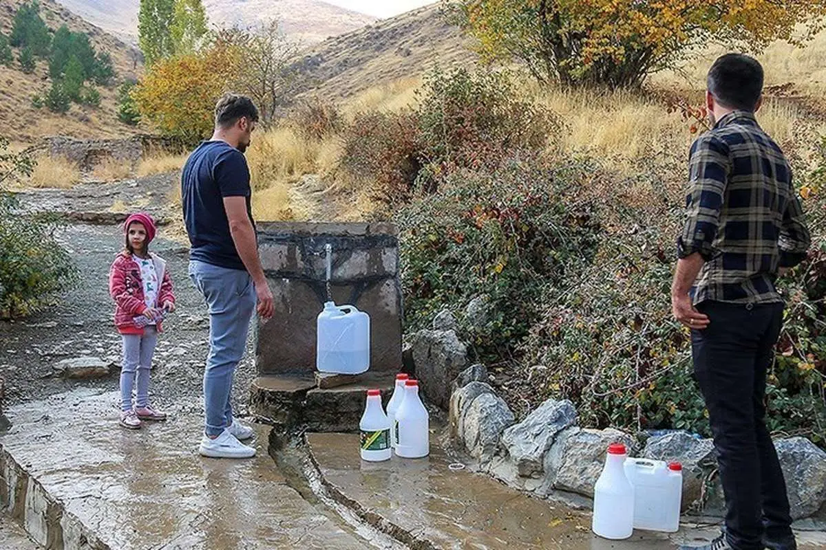 (تصاویر) شهروندان سنندجی به دنبال آب از چشمهها!