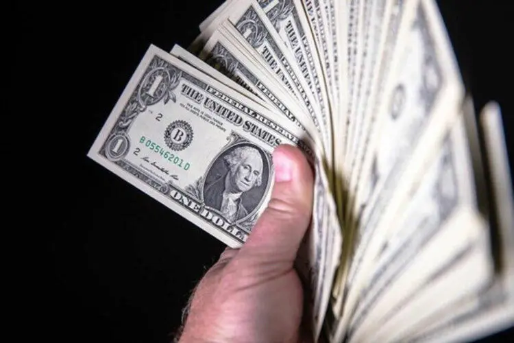 خرید و فروش در بازار دلار و سکه ریسکی شد