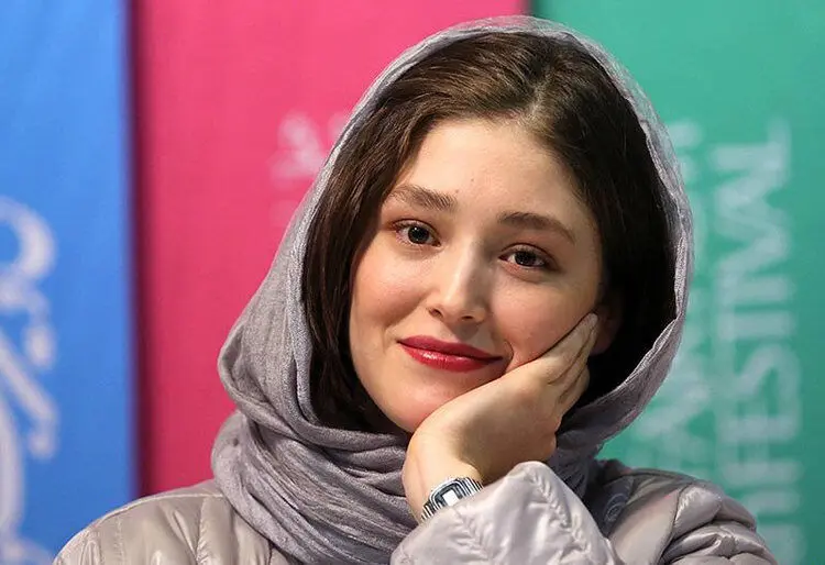گلایه فرشته حسینی: مادرم حتی نمی‌تواند یک سیم‌کارت داشته باشد!