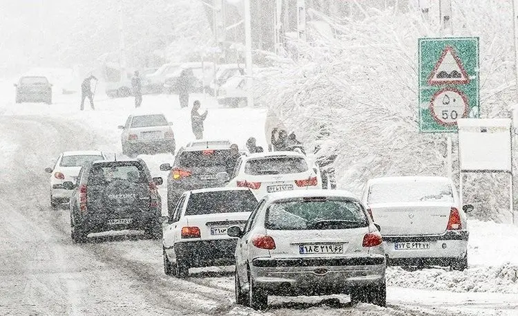جاده‌های ۱۸ استان کشور زیر بارش برف و باران