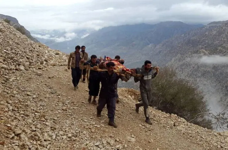 (تصاویر) نجات مادر باردار در مناطق صعب‌العبور ایذه