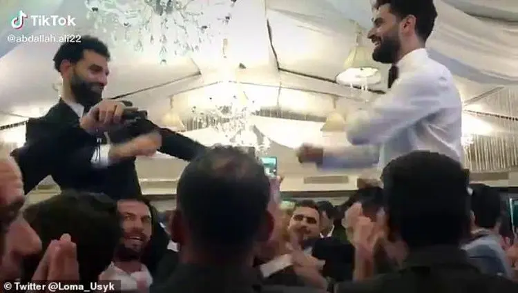 (ویدیو) رقصیدن محمد صلاح کار دستش داد + عکس