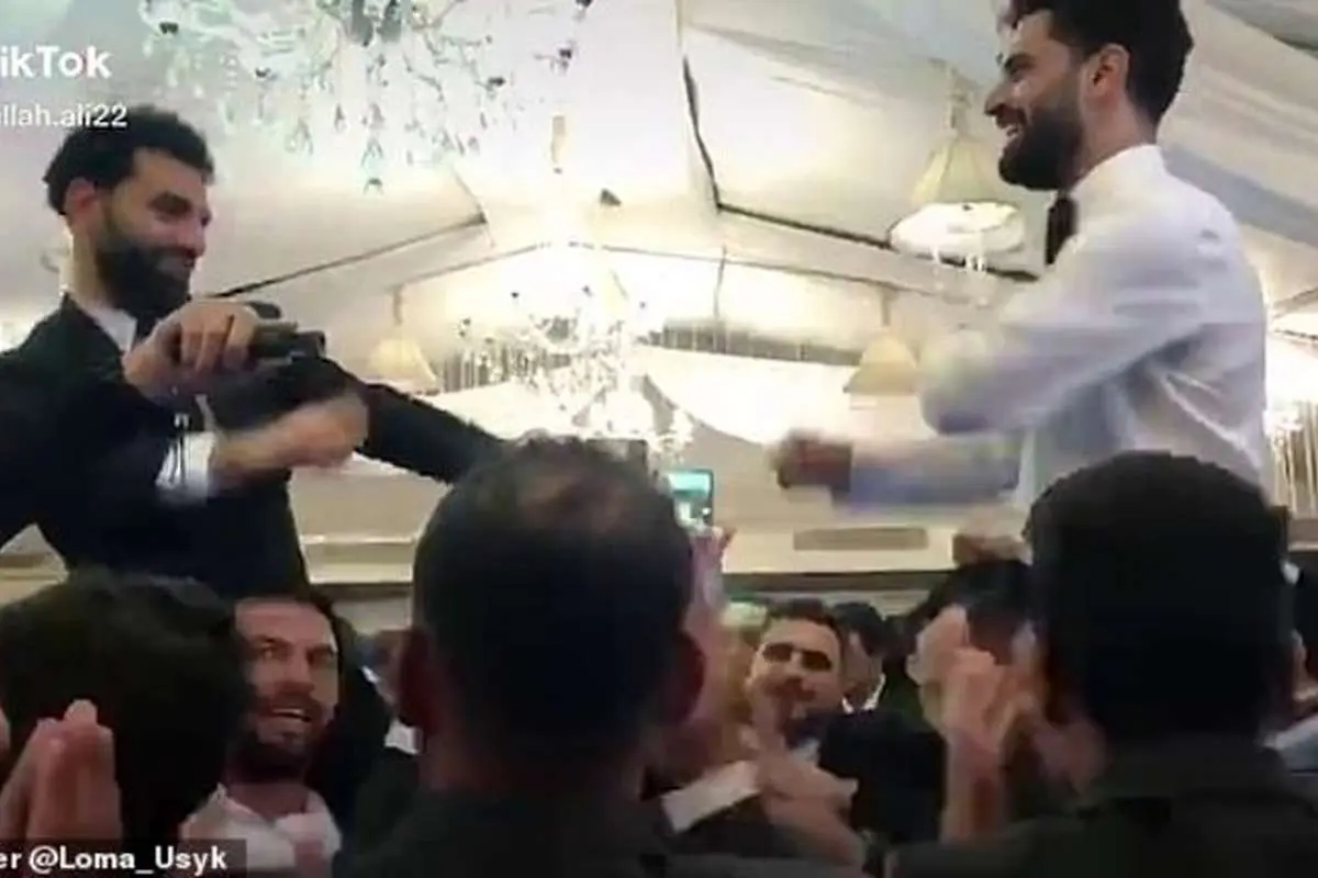 (ویدیو) رقصیدن محمد صلاح کار دستش داد + عکس