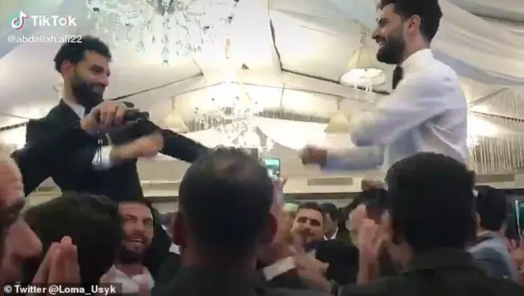 (ویدیو) رقصیدن محمد صلاح کار دستش داد + عکس