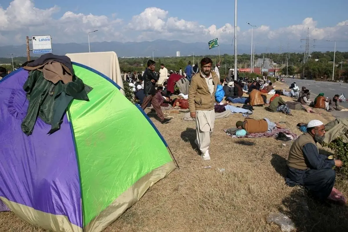 (تصاویر) مسلمانان خشمگین پاکستان یک بزرگراه را بستند