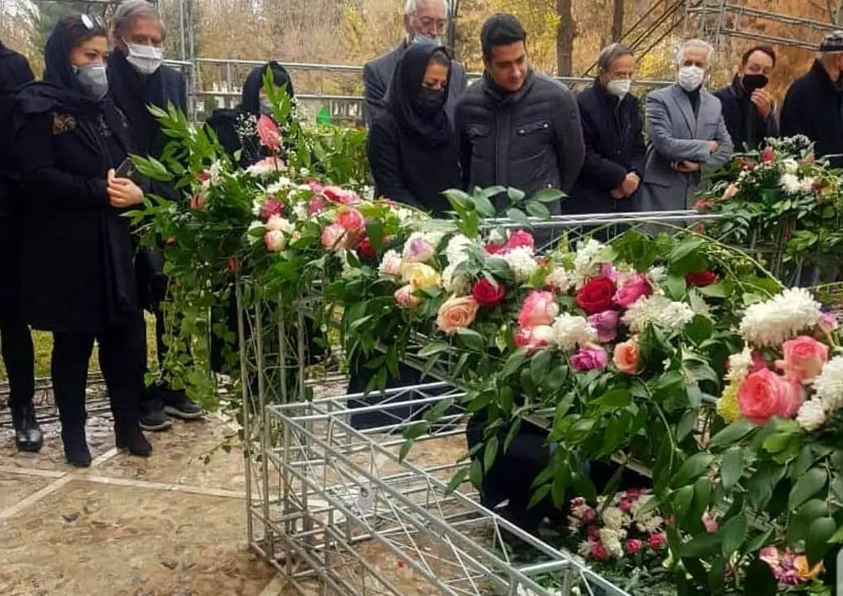 (تصویر) حضور خانواده محمدرضا شجریان بر سر مزار او