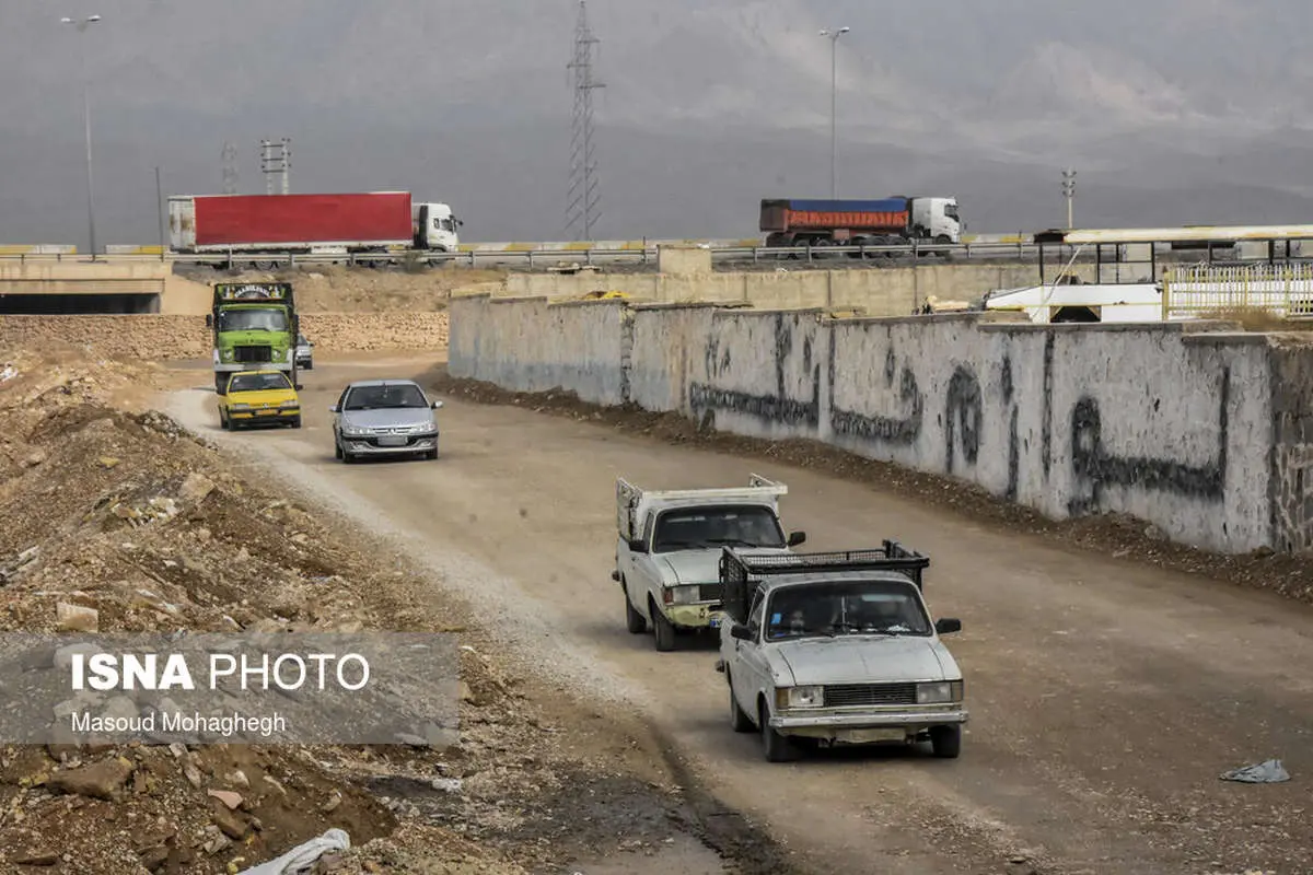 (تصاویر) ورود غیرمجاز خودروها به داخل شهر از جاده خاکی!