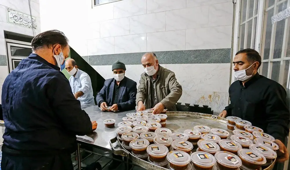 (تصاویر) توزیع سمنو بین بیماران کرونایی در قم
