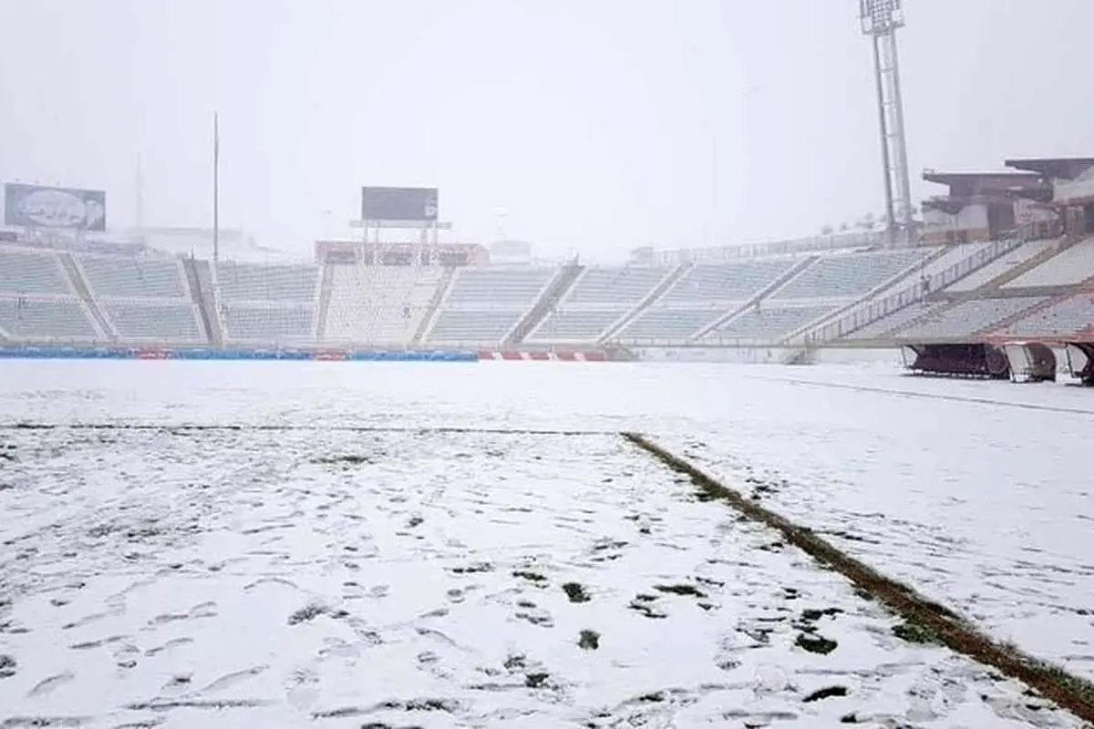 (عکس) ورزشگاه تبریز پوشیده از برف شد؛ تراکتور - سپاهان لغو می‌شود؟