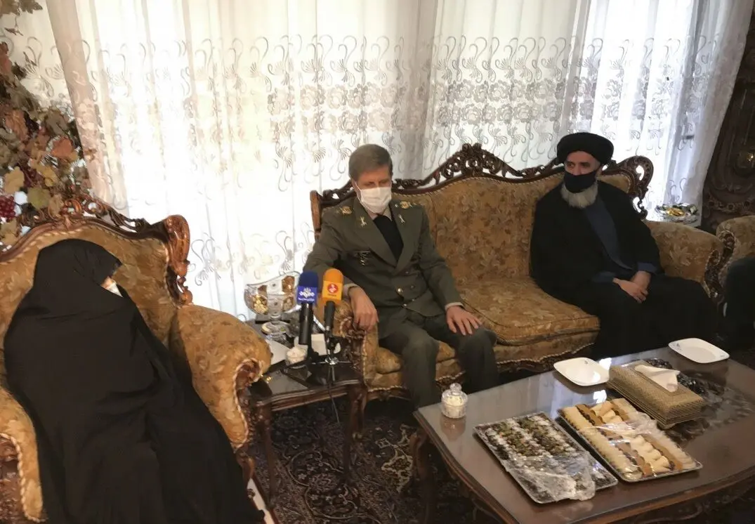 (عکس) حضور امیر حاتمی در منزل شهید فخری زاده