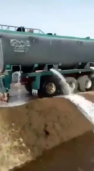 (ویدئو) تخلیه نفت نفتکش‌ها توسط طالبان