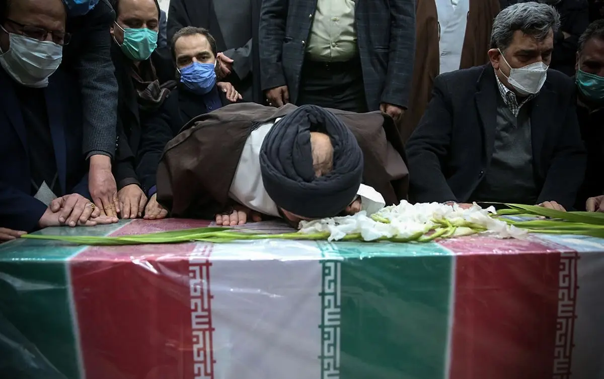 (تصاویر) وداع با پیکر شهید محسن فخری زاد در مرقد امام